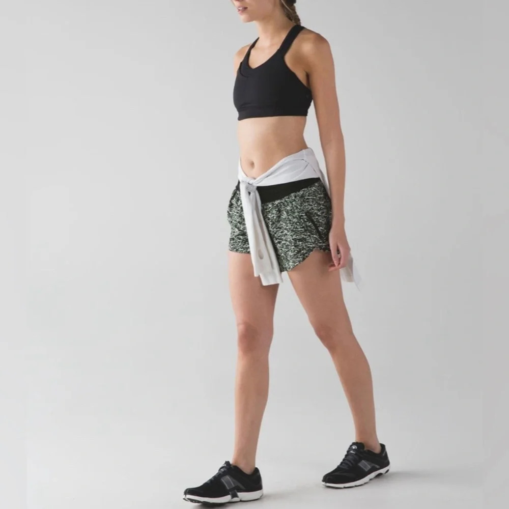 Lululemon women’s Tracker IV short size 6 - Picture 2 of 11